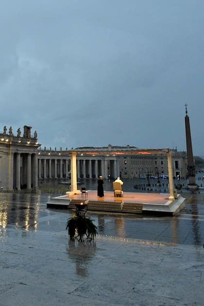 En fotos. El Papa Francisco durante la ceremonia ante la Plaza de San Pedro sin público