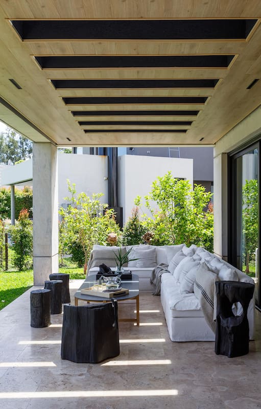 Una casa espectacular con interiorismo a medida, galería soñada y genial paisajismo.