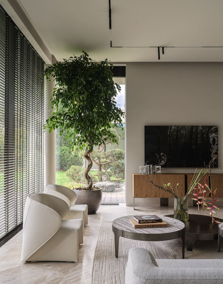 Una casa de campo con calidez y un jardín sorprendentemente verde en Moscú