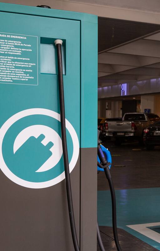 Cómo es cargar un auto eléctrico con un cargador de máxima velocidad