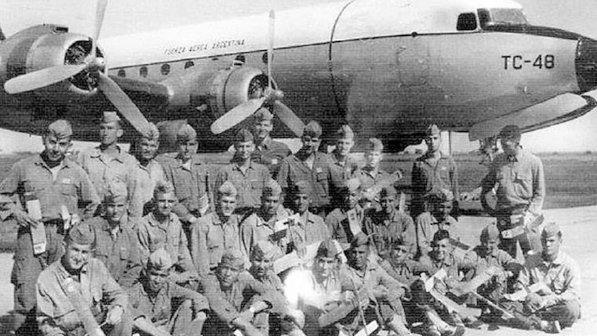 TC-48, el avión de los cadetes que “desapareció” en el aire y el dolor de las familias que siguen buscando la verdad