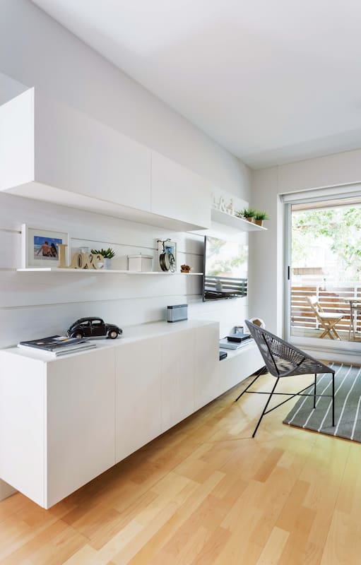 En Belgrano: Mirá cómo se resolvió este dos ambientes de 45m2 con balcón corrido usando colores claros y muebles a medida