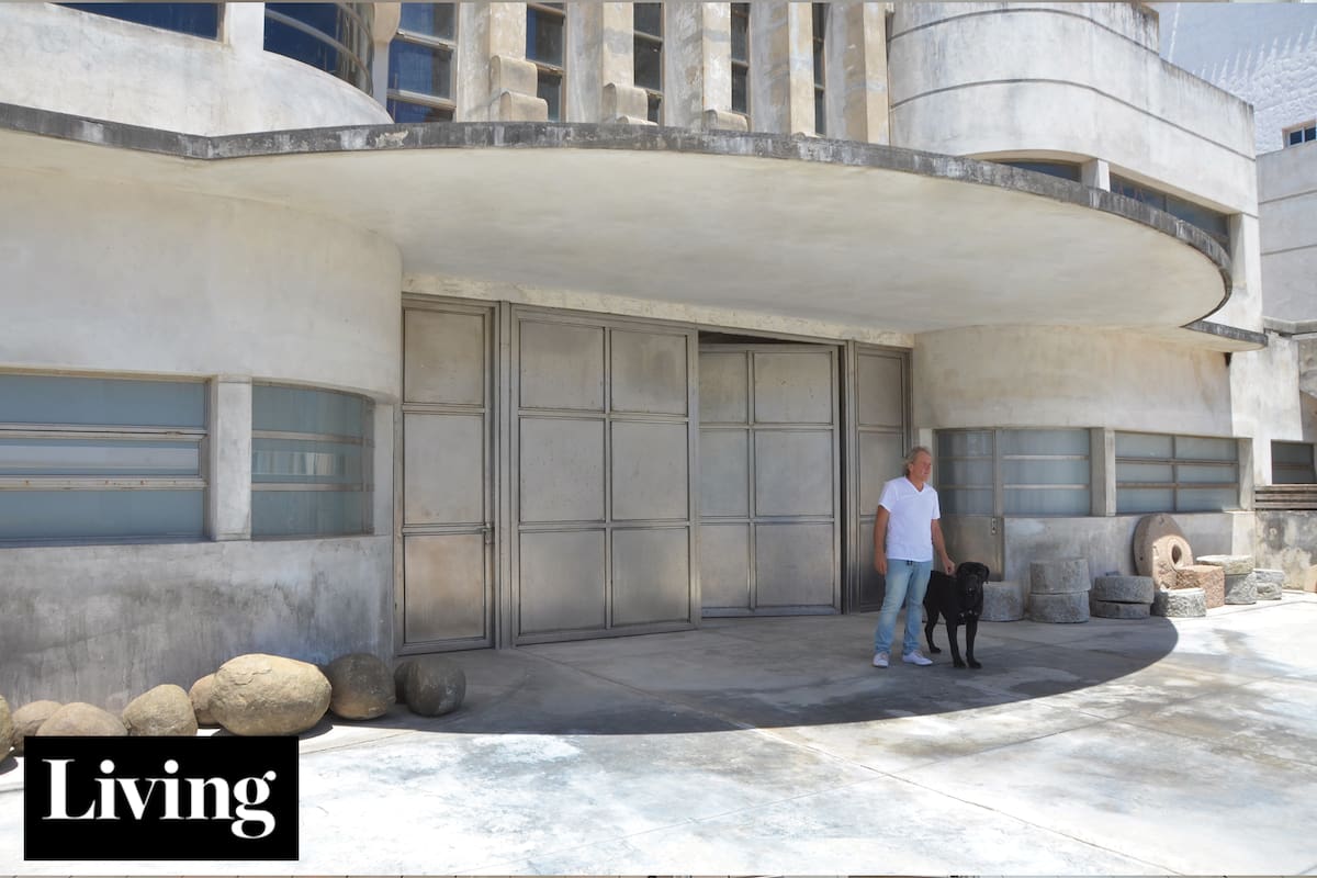 Una icónica estación de servicio en Punta del Este, convertida en loft y estudio de un arquitecto viajero