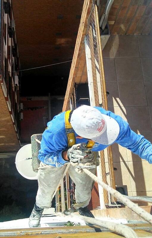La vida desde arriba. Cómo es el trabajo de pintar edificios en una silleta de madera
