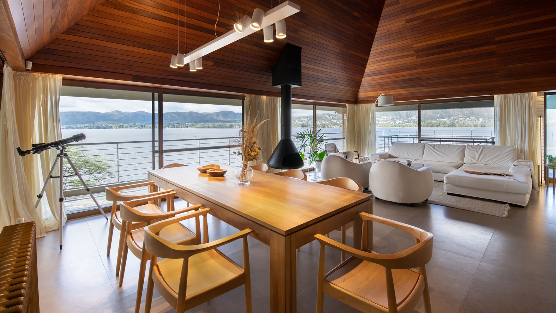 Listo para las vacaciones. Un deslucido chalet con vista al lago San Roque recuperó su fuego interior