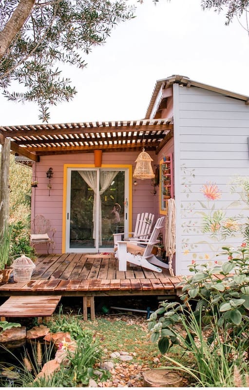 Con madera y material de demolición, construyeron una casa para empezar una nueva vida en la costa uruguaya