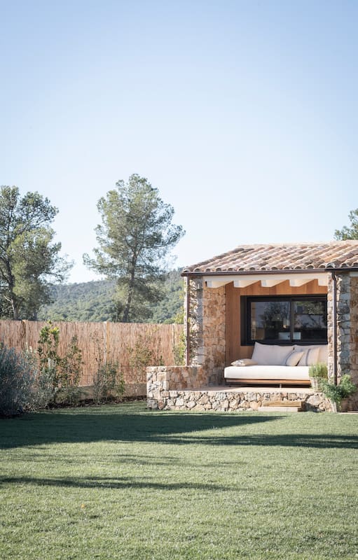 Un refugio familiar en el Baix Empordà con luz, texturas y diseño para disfrutar