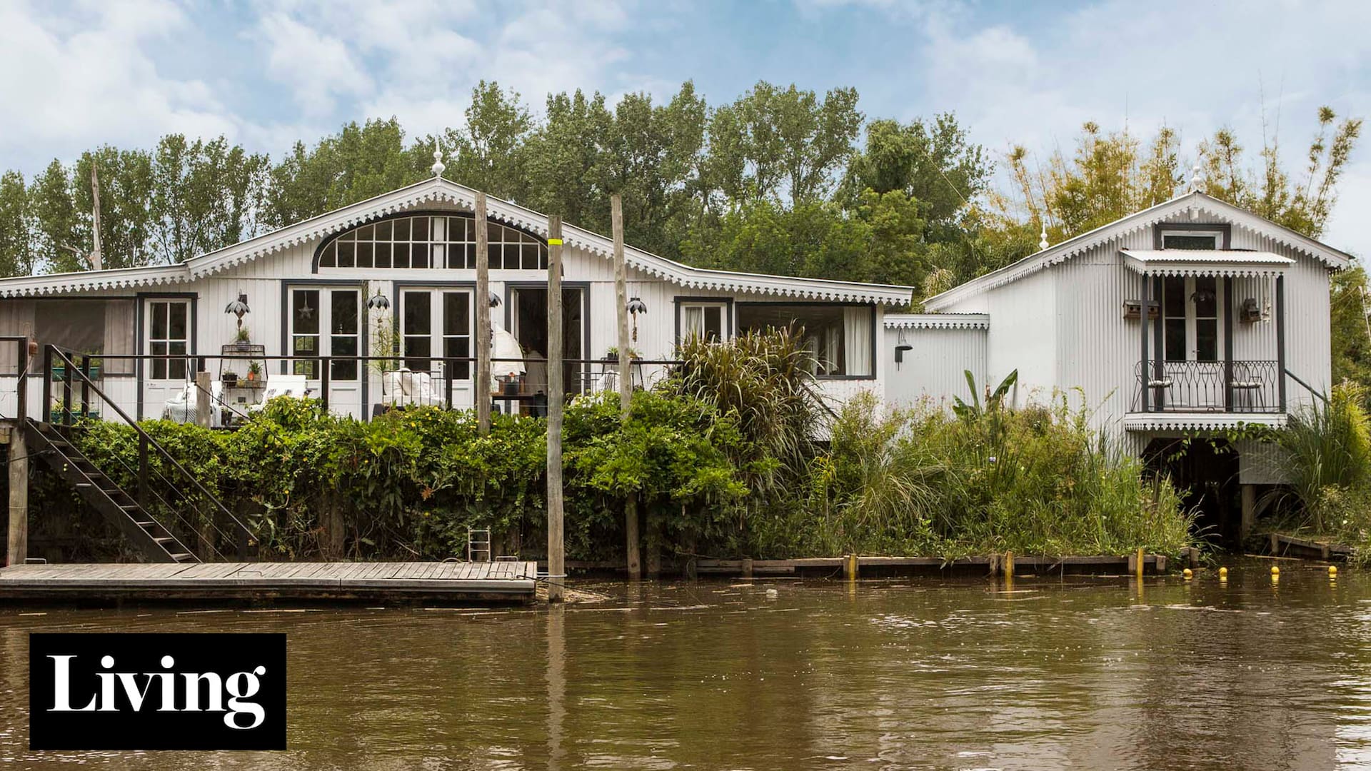 Recorremos la casa de una diseñadora que cumplió el sueño de vivir sobre el Paraná Miní