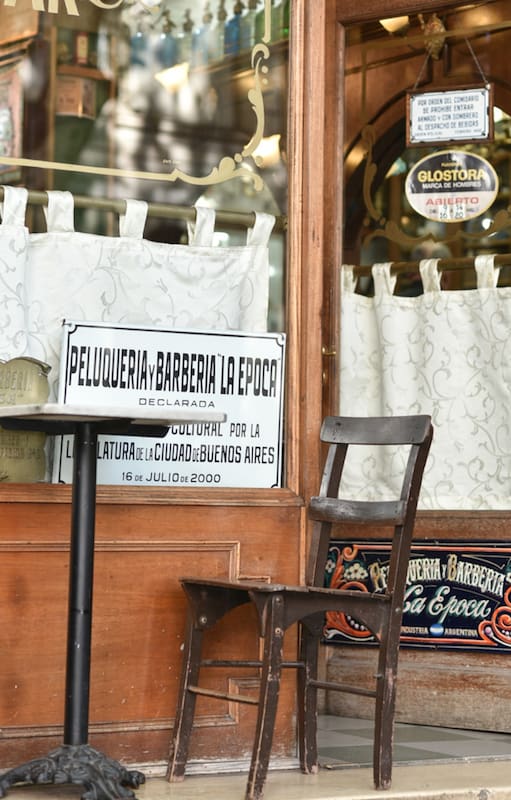 La barbería museo de Caballito que evoca el pasado y es atendida por un Conde
