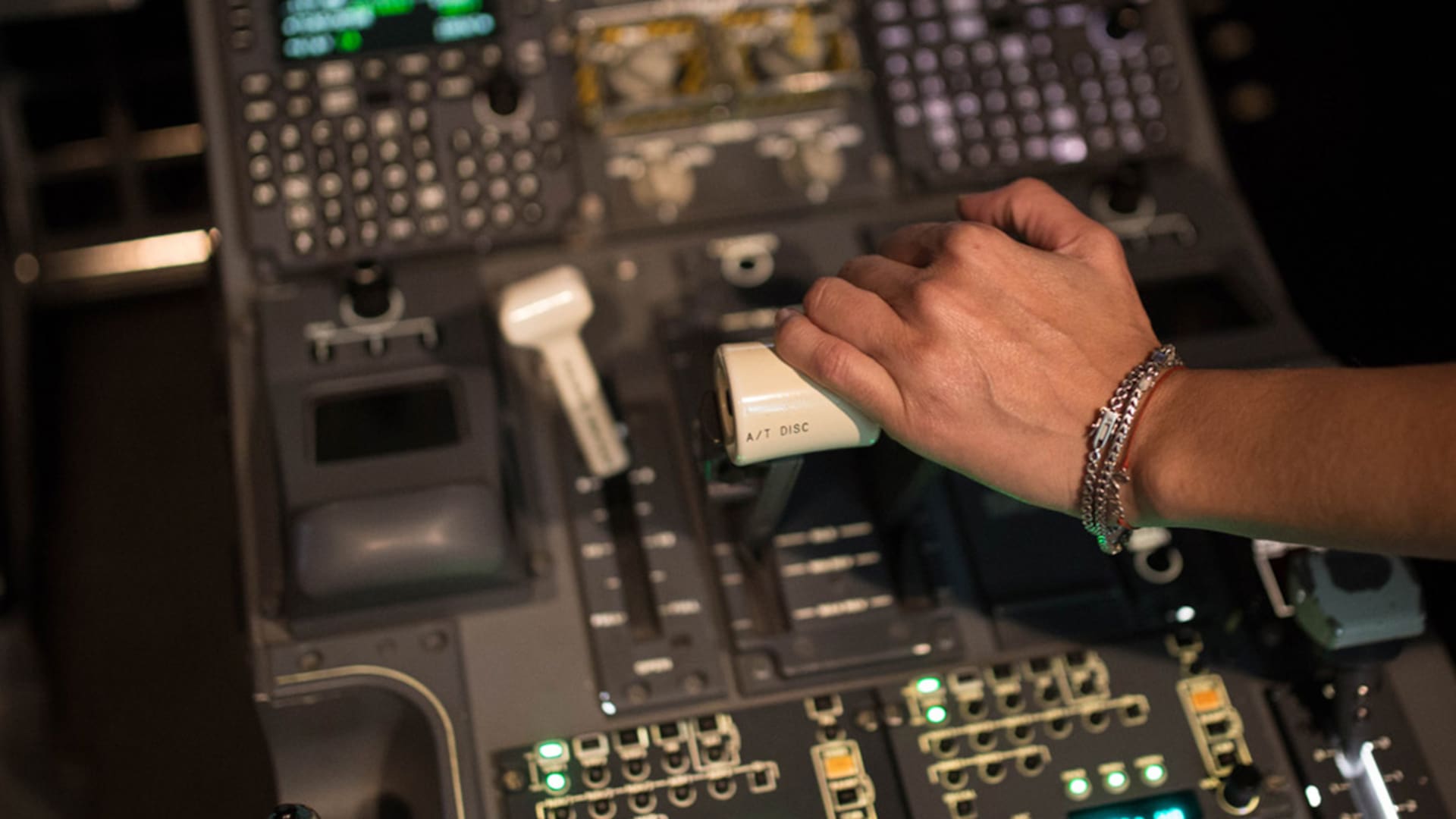 Pilotas. Las mujeres que se abrieron paso para volar aviones de pasajeros