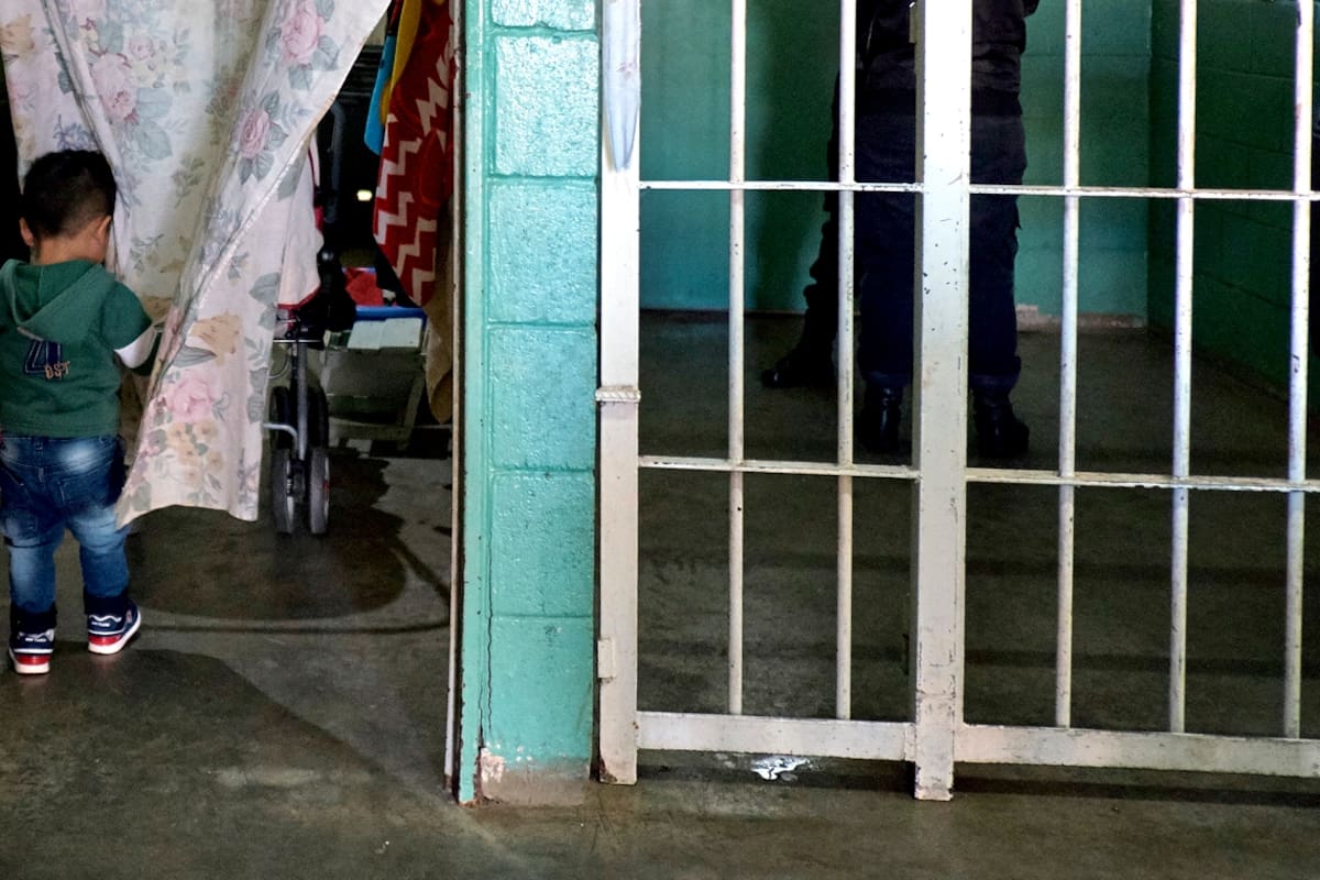 El ruido de las rejas y la obsesión por las puertas: cómo afecta a los bebés pasar sus primeros años en la cárcel