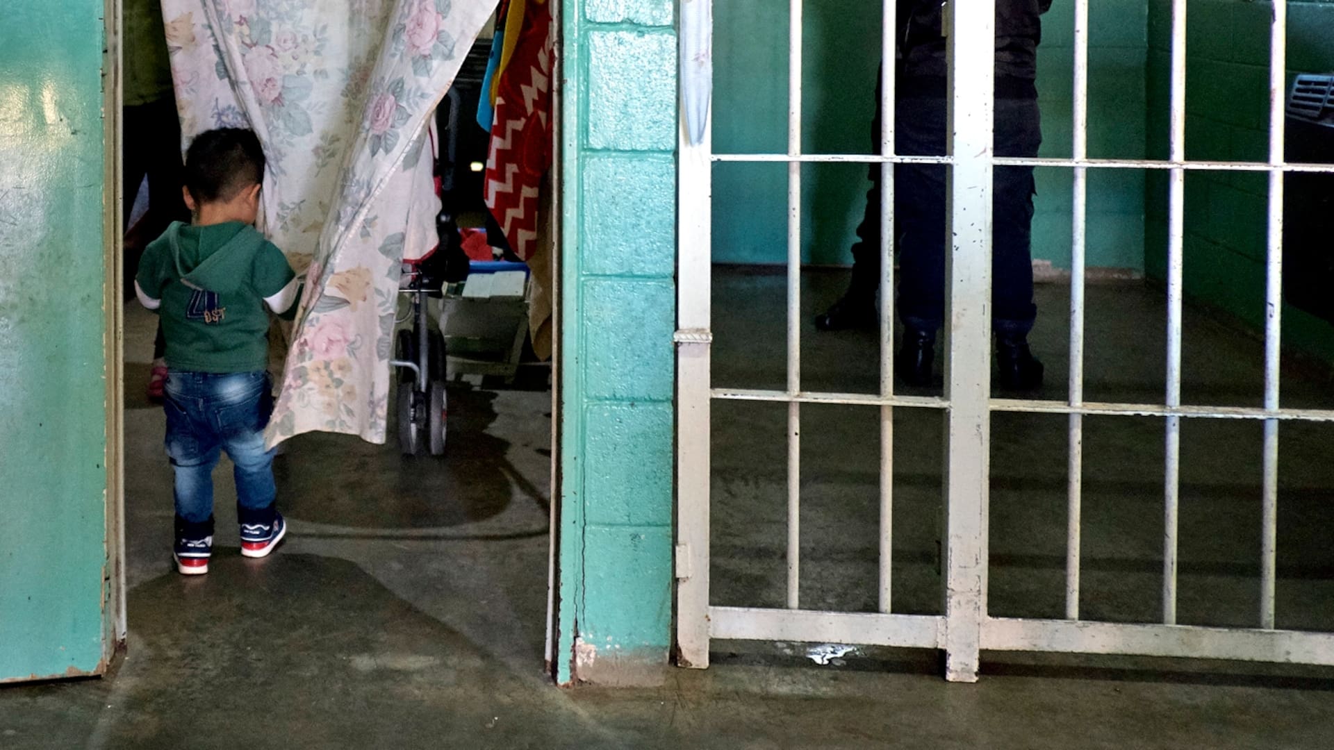 El ruido de las rejas y la obsesión por las puertas: cómo afecta a los bebés pasar sus primeros años en la cárcel