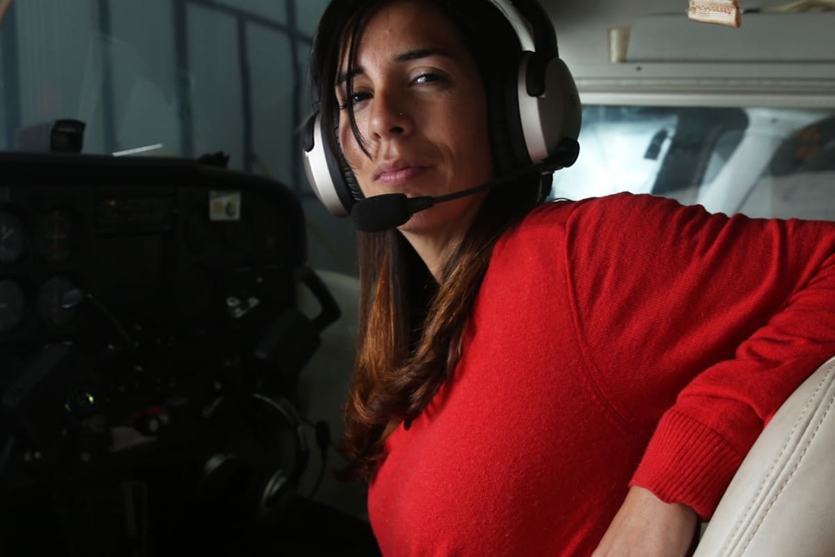 Jenny Dillon, la acróbata del aire que llegó a su boda piloteando un avión