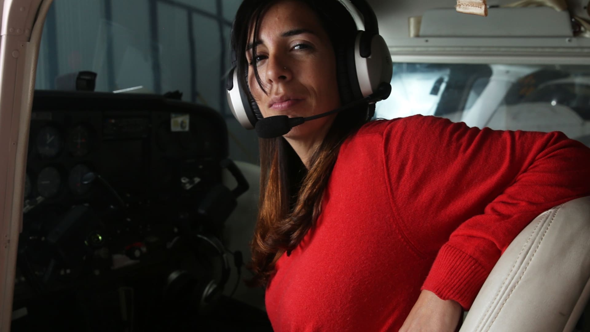 Jenny Dillon, la acróbata del aire que llegó a su boda piloteando un avión