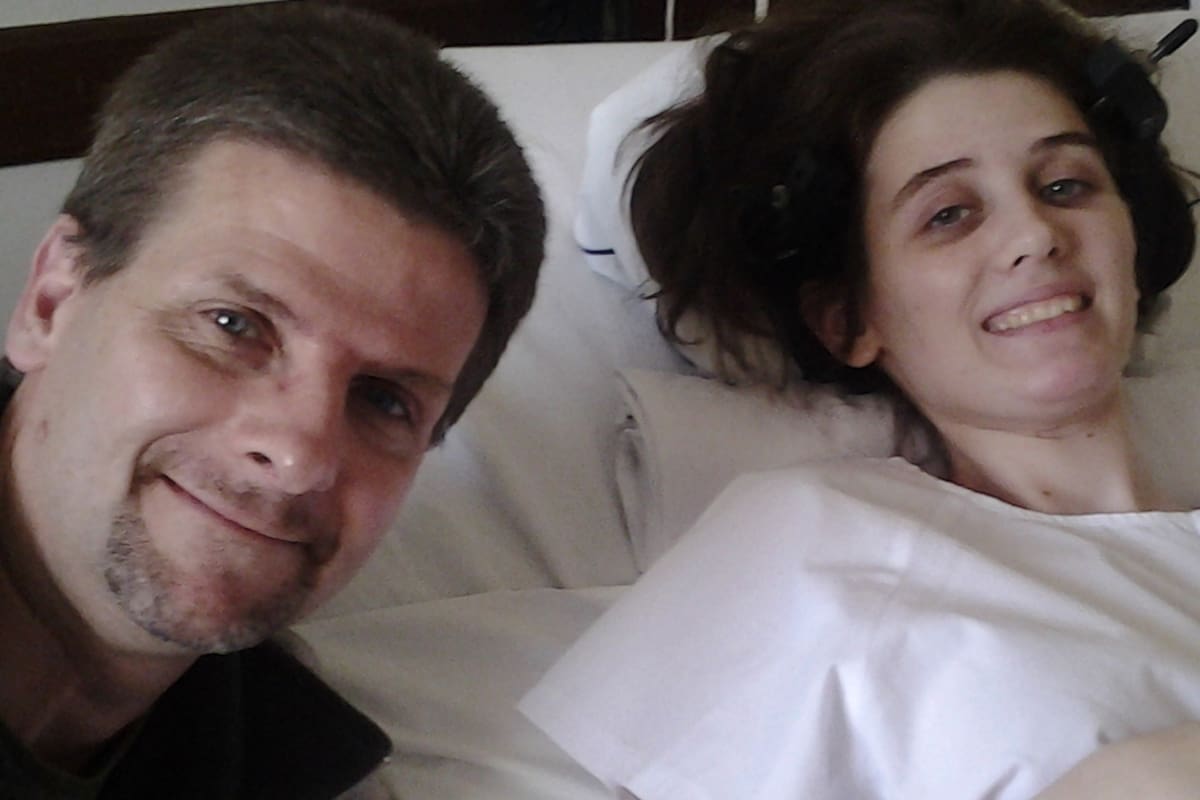 Tuvo escoliosis. Con 24 tornillos y 2 barras de titanio exclama: "Llevo mi cicatriz con orgullo"