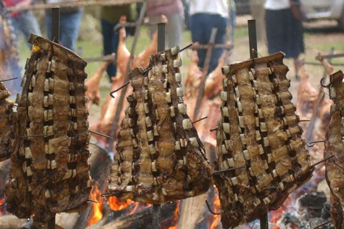 ¿De dónde viene el asado de tira, el más argentino de los cortes de carne?