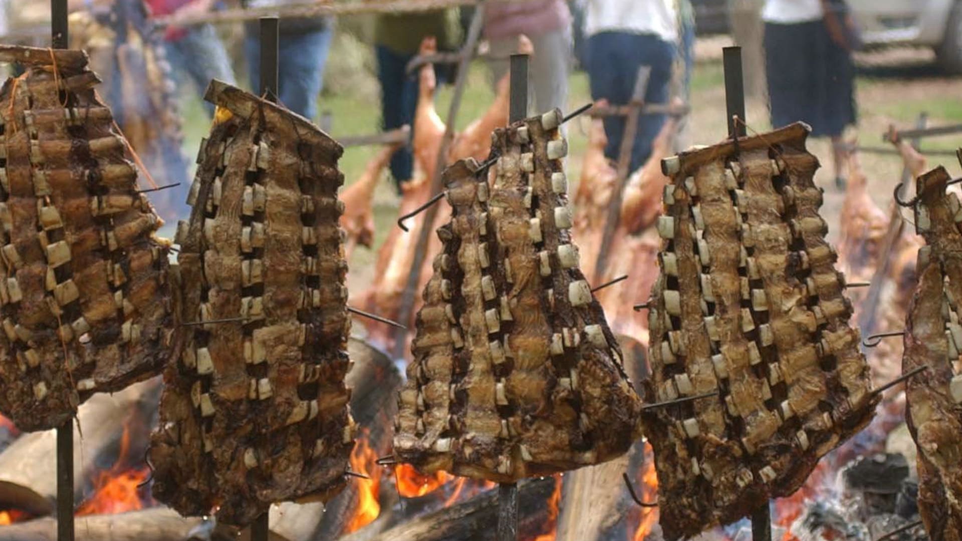 ¿De dónde viene el asado de tira, el más argentino de los cortes de carne?