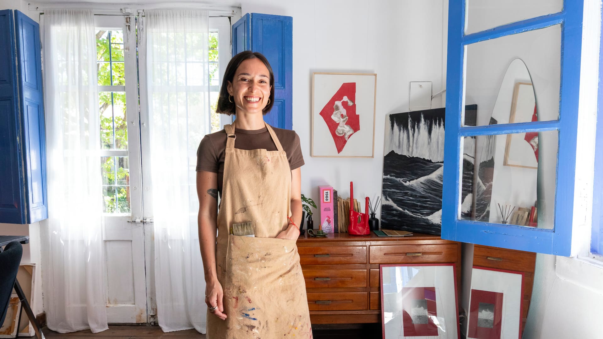 Empezó haciendo vestidos de novia de alta costura y hoy crea obras de arte y piezas de diseño con descartes de moda
