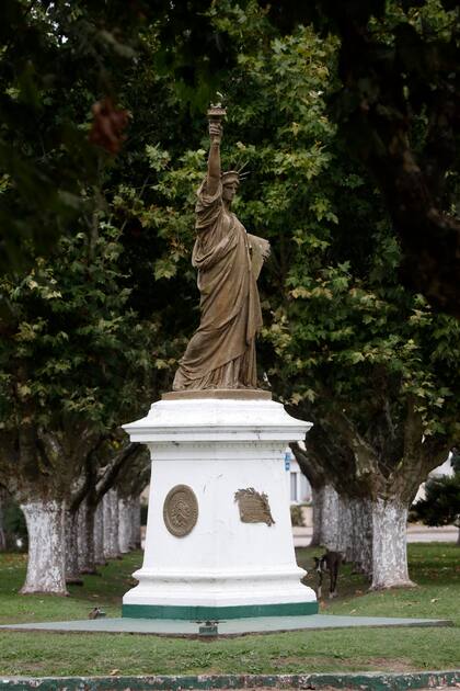 La curiosa historia del pueblo sobre la ruta 2 que ostenta una Estatua de la Libertad en su única plaza