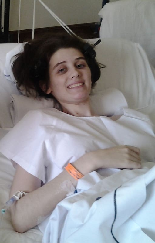 Tuvo escoliosis. Con 24 tornillos y 2 barras de titanio exclama: "Llevo mi cicatriz con orgullo"