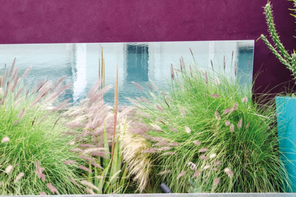 Espejos en el jardín. Ideas para sumar un recurso que da amplitud y luminosidad