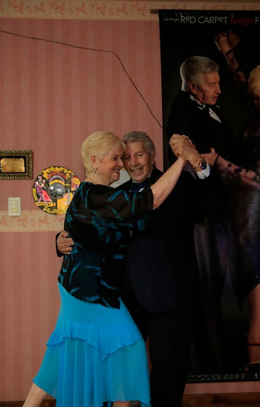 Tienen más de 80 años, se conocieron bailando tango, se enamoraron y siguen enseñando por el mundo