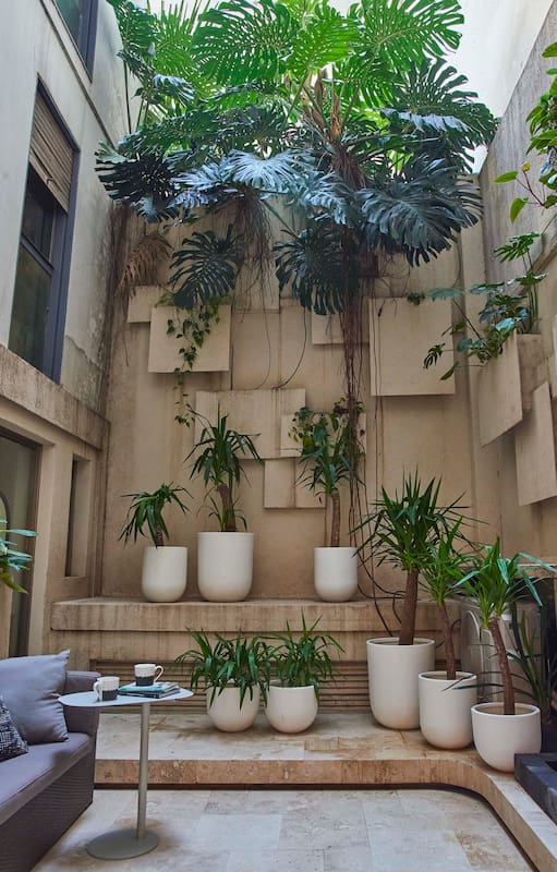 Con un patio protagonista y diseño fluido: así se reinventó este departamento de 90m2 en Palermo