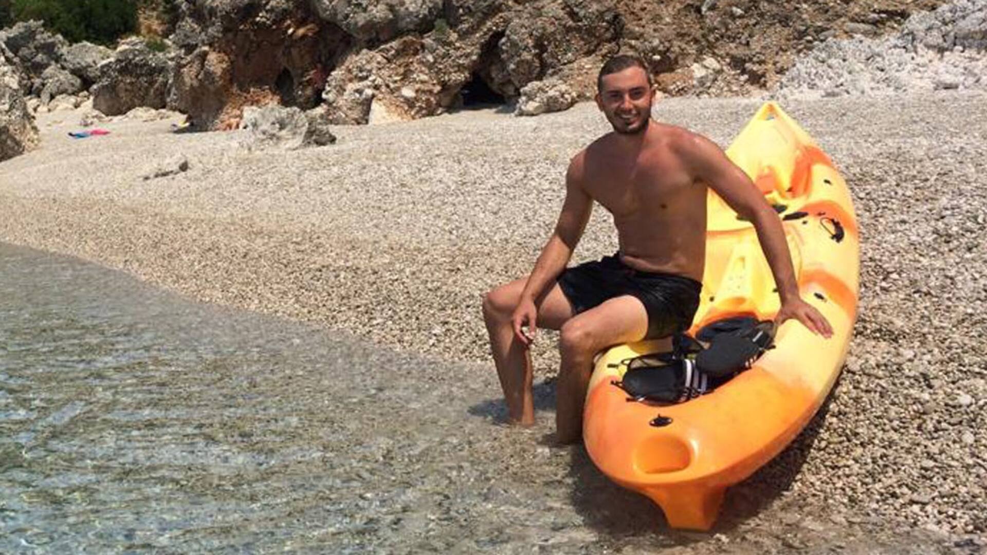 A los 30. Vendió el auto y viajó a Albania para rastrear el origen de su apellido