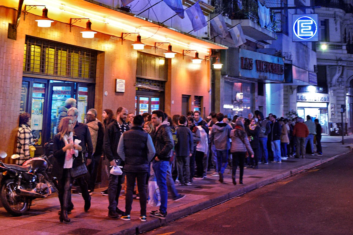 La historia de la icónica pizzería porteña donde siempre hay fila