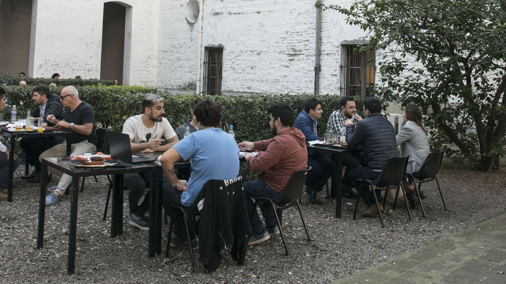 Silencio y árboles: cómo es almorzar en un monasterio en pleno microcentro