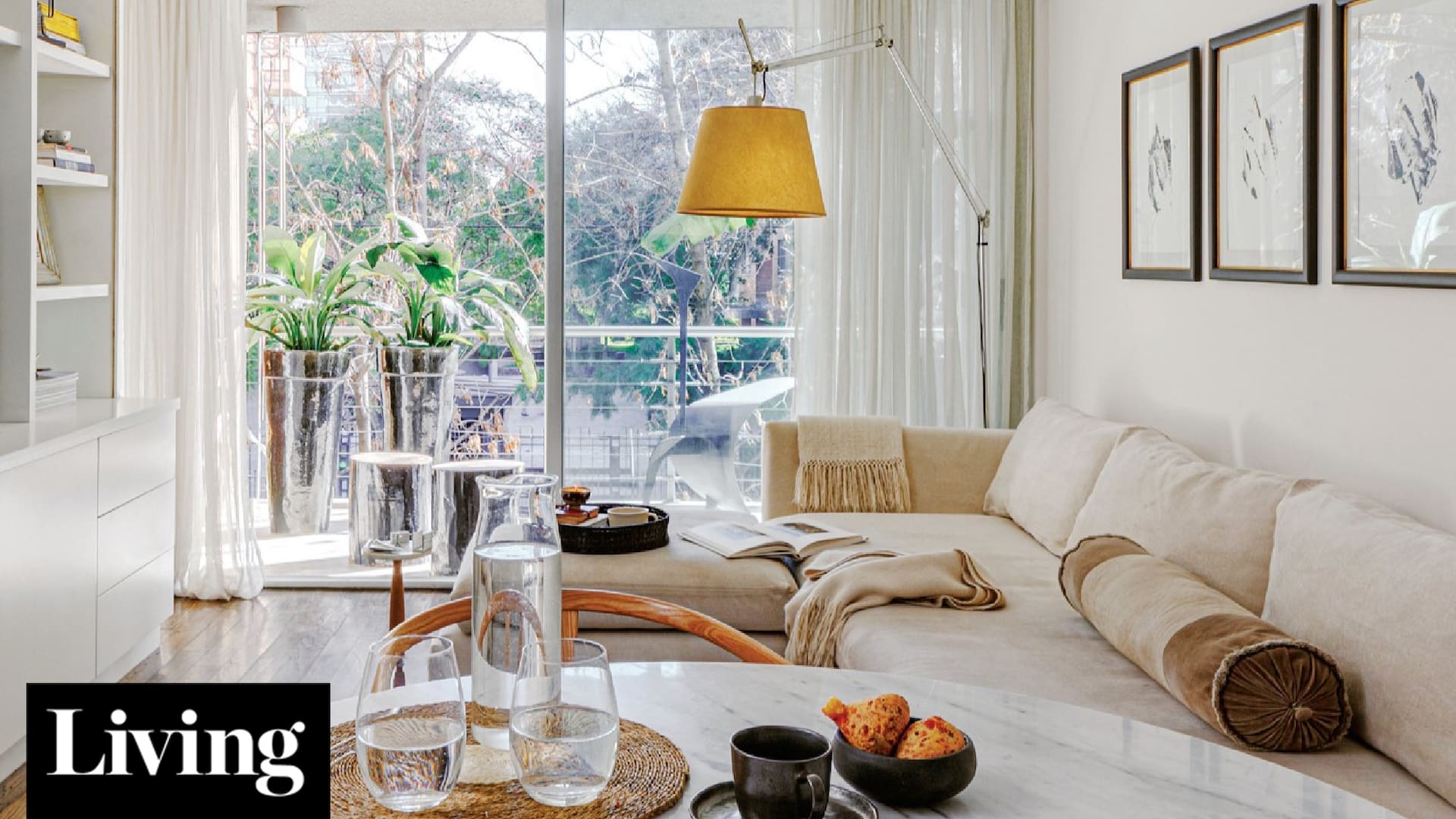 Solución de diseño para un living alargado en un tres ambientes lleno de luz