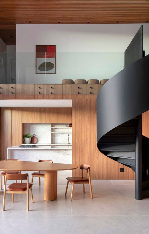 Una casa en Minas Gerais en la que el diseño más puro se adapta a la vida familiar