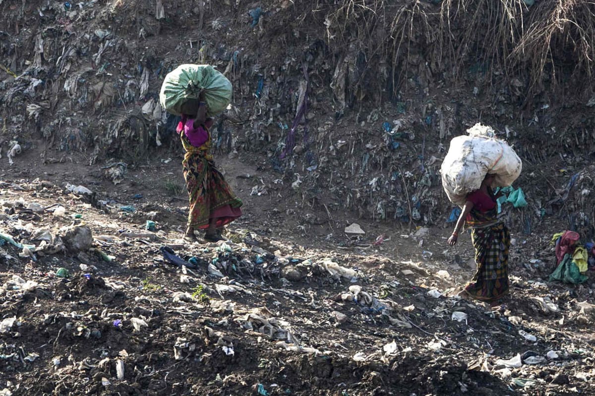 En fotos: la aterradora montaña de basura en Nueva Delhi, que es casi tan alta como el Taj Mahal