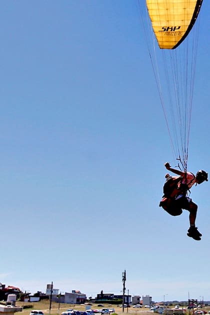 En fotos: libertad y adrenalina en los acantilados de Mar del Plata a bordo de un parapente