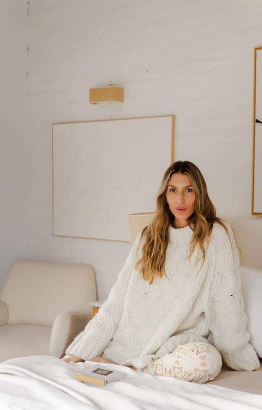 Es influencer, compró una casa de treinta años y para actualizarla empezó por pintarla totalmente de blanco
