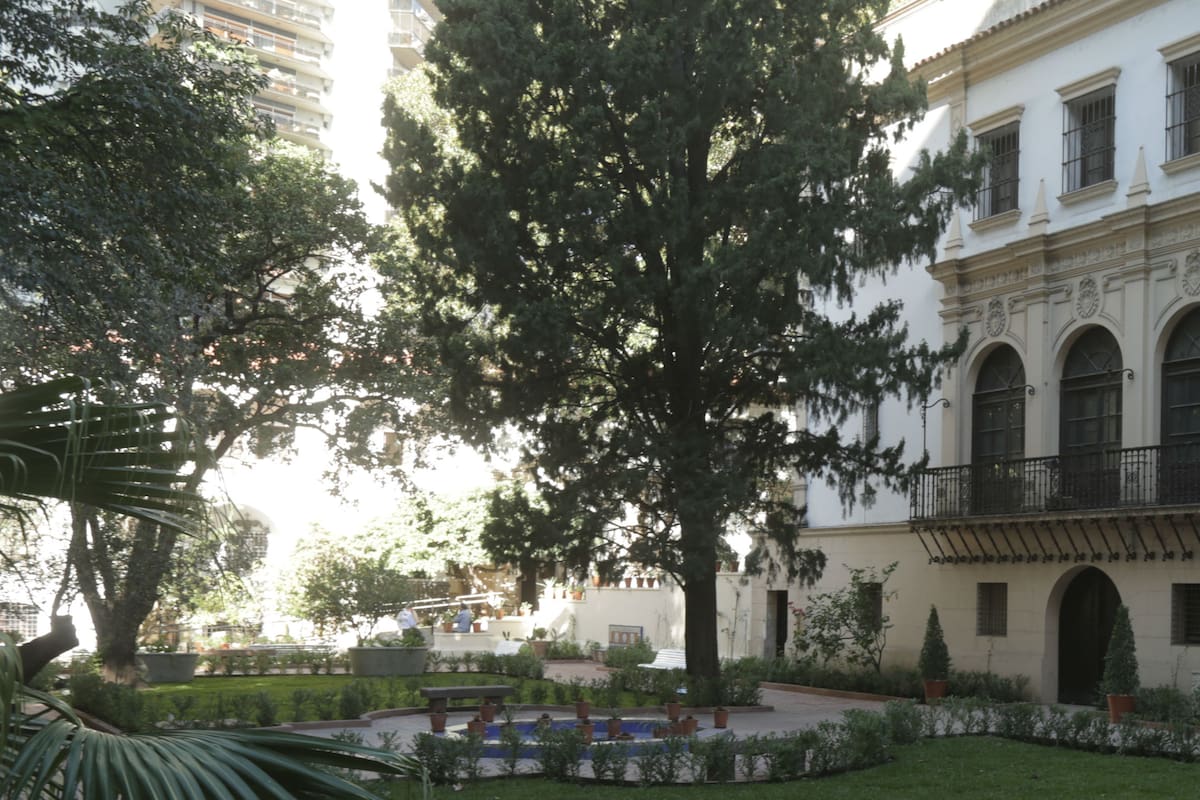 La historia del Palacio Noel, la joya del estilo neocolonial vecina del Kavanagh