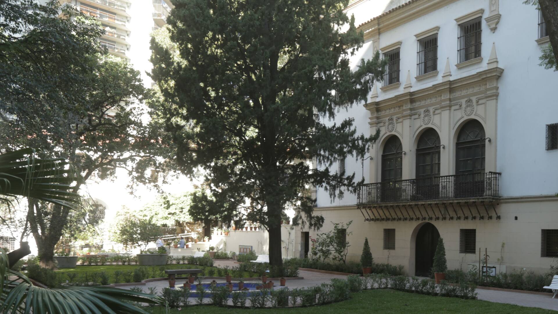 La historia del Palacio Noel, la joya del estilo neocolonial vecina del Kavanagh