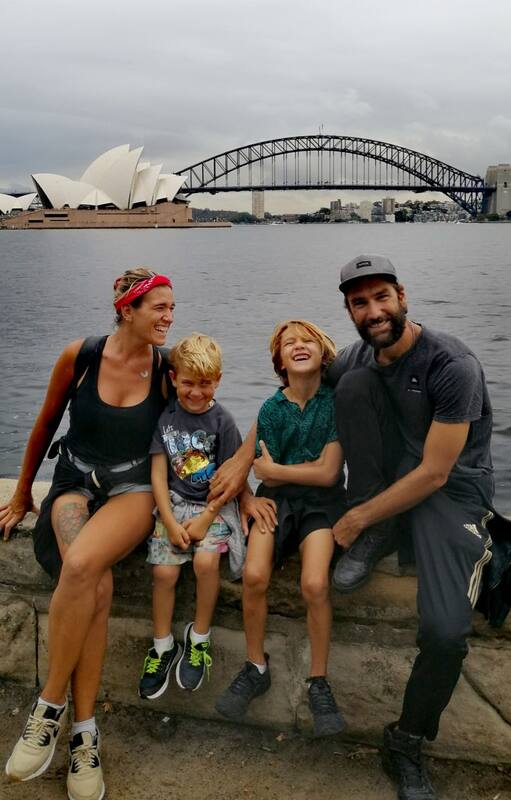Argentinos. Recorrían el mundo con sus hijos; el coronavirus cambió su rumbo y los recibieron en una granja