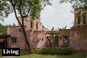 Una arquitecta y un coleccionista de arte, participantes de Experiencia Living 2025, desplegaron sus pasiones en su casa de estilo mediterráneo.