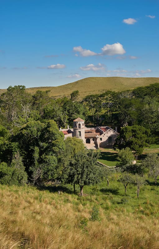Un casco de estancia jesuítica de 1700, remodelado en clave criolla y contemporánea