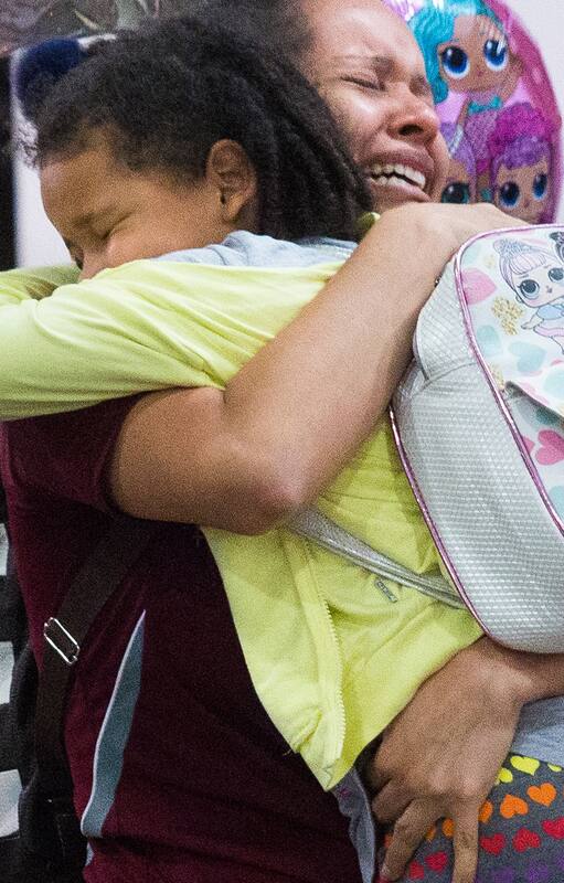 Abrazos y emoción: así llegan los vuelos que traen a los venezolanos que se exilian en la Argentina