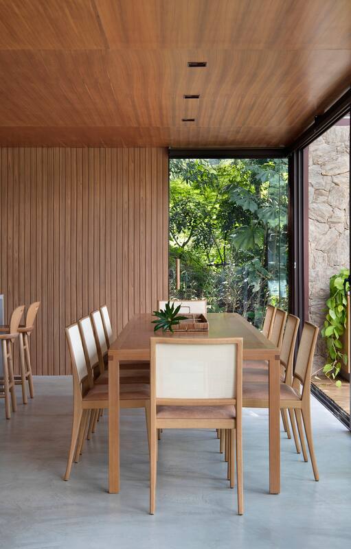 Mirá esta casa de diseño contemporáneo y patio con parrilla a una hora de Río de Janeiro