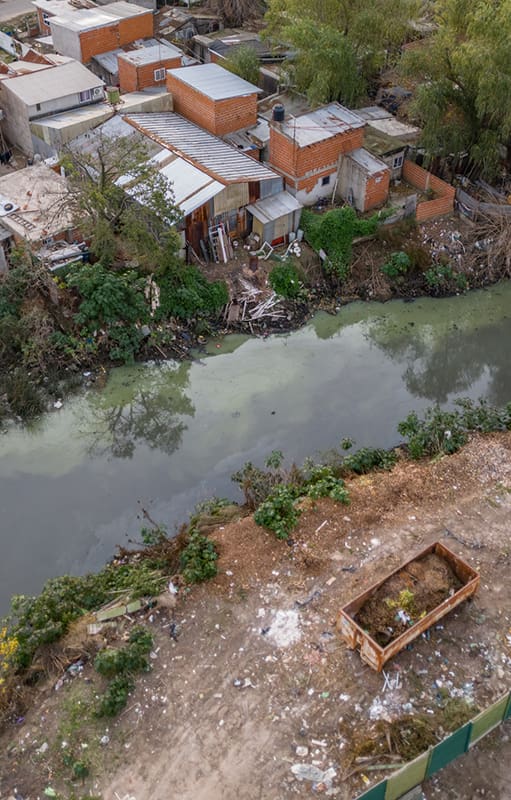 Contaminación. El corredor Bancalari crece con barrios cerrados, pero el olor a huevo podrido acecha a los vecinos
