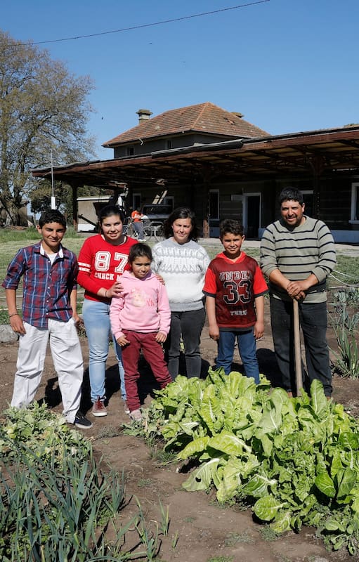 La familia que sueña con revivir a Lin Calel, un pueblo de solo 40 habitantes