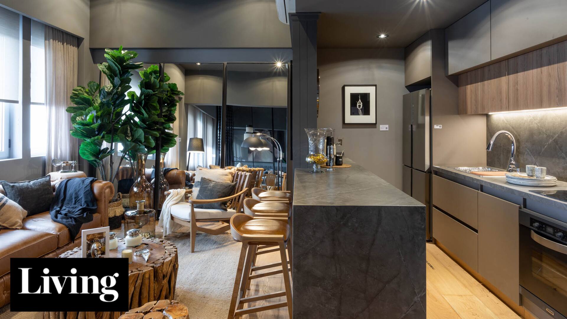 Un hombre pensó el loft de 60m2 donde para por trabajo con el mismo estilo elegante y cálido de su casa