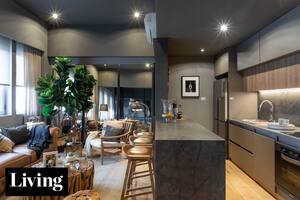 Un hombre pensó el loft de 60m2 donde para por trabajo con el mismo estilo elegante y cálido de su casa