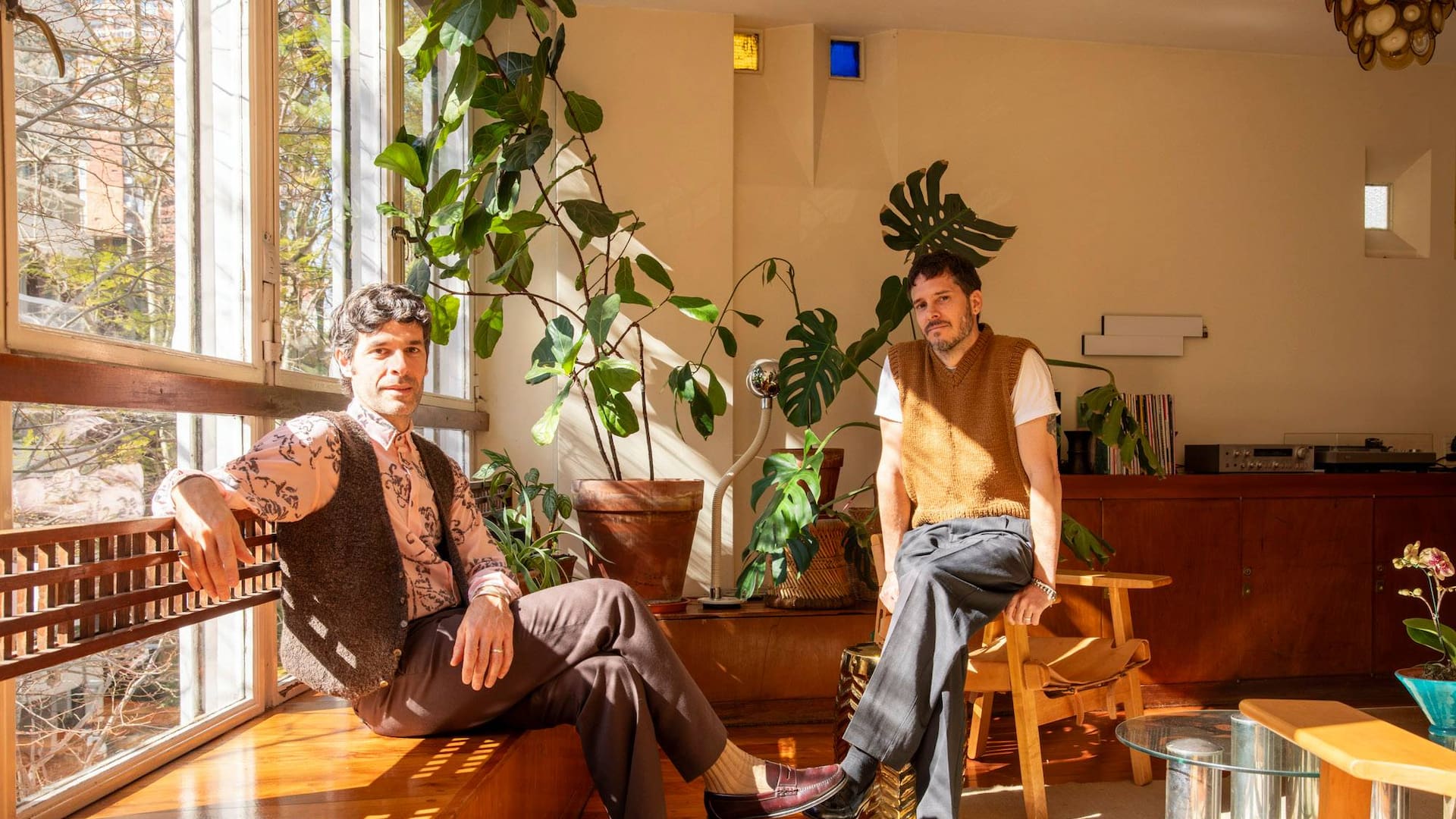 Visitamos al diseñador de indumentaria Matías Carbone en su departamento años 60 de Belgrano