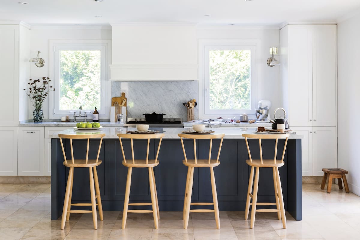 Armá tu Casa: Una cocina en blanco y azul que mantiene la elegancia a pesar del trajín