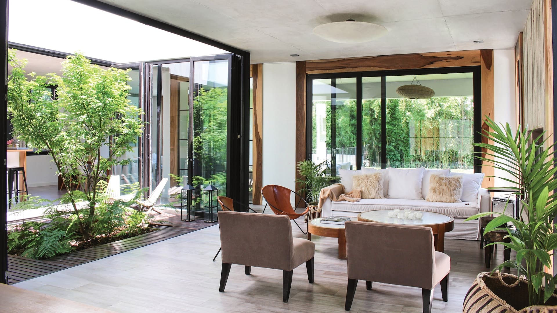 Naturaleza a diario: Con un fabuloso patio central, esta casa propone una convivencia real con el verde