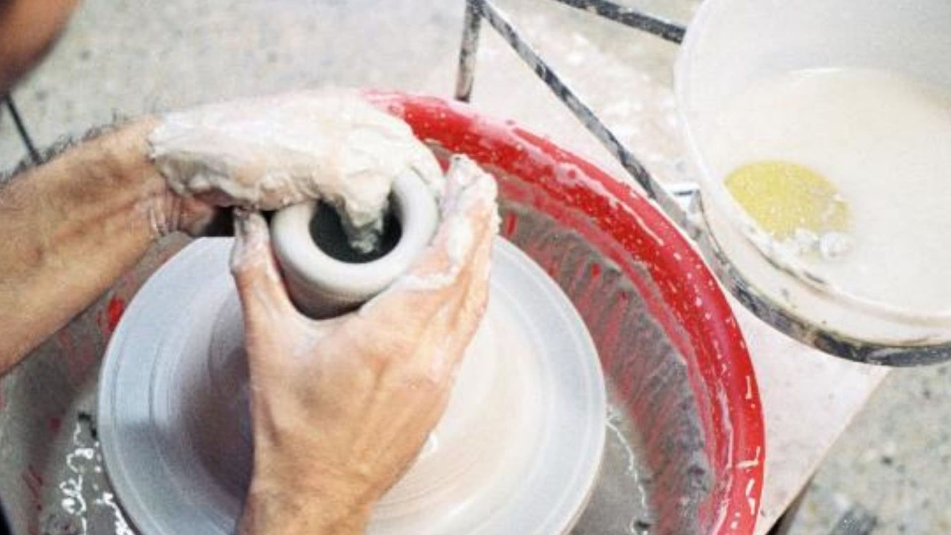 Dos pasiones: el psicólogo de niños que crea la vajilla artesanal de importantes restaurantes